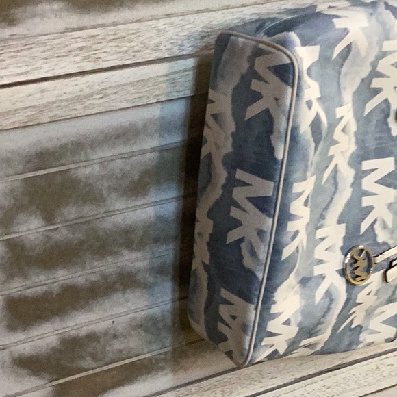 Michael Kors LIKE NEW Jet Set Traveler, Ret. $368 - Picture 2 of 11